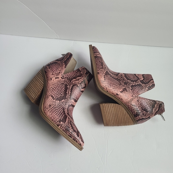 NWOT VINCE CAMUTO gigietta bootie ,snakeskin - Picture 4 of 15